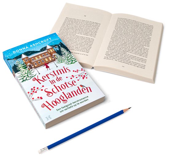 Boekomslag met "Kerstmis in de Schotse Hooglanden" titel. Een open boek en een blauwe potlood liggen ernaast op een witte achtergrond.