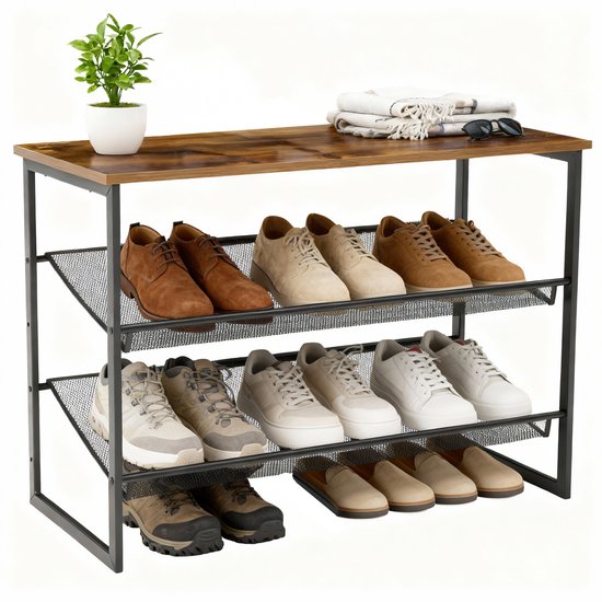 Drielaags schoenenrek van hout en zwart metaal met diverse heren- en damesschoenen.