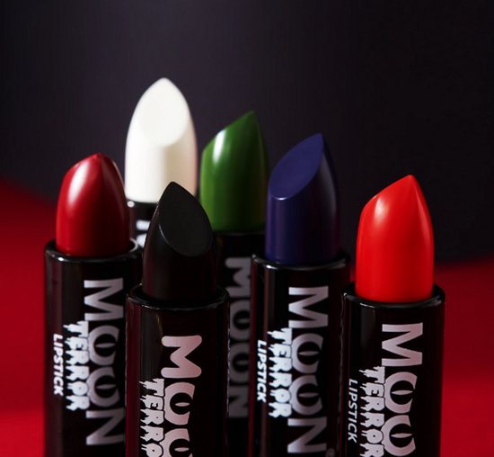 Zicht op de punten van zes Moon Terror lippenstiften in de kleuren rood, zwart, wit, groen, paars en oranje.