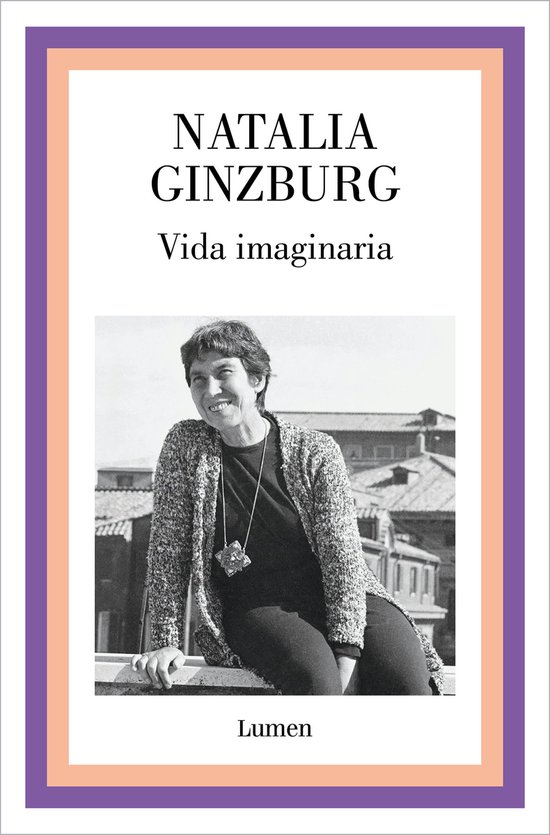Boekhoes met portret van Natalia Ginzburg in een gebreid vest en met een ketting.