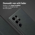 Zwarte lederen bookcase met textuur en camera-uitsnede.