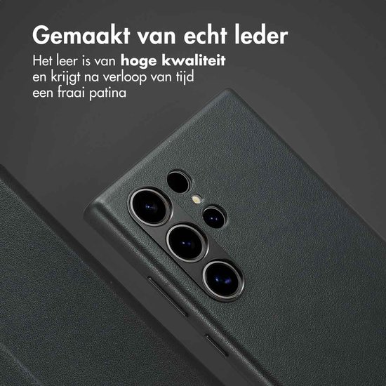 Zwarte lederen bookcase met textuur en camera-uitsnede.