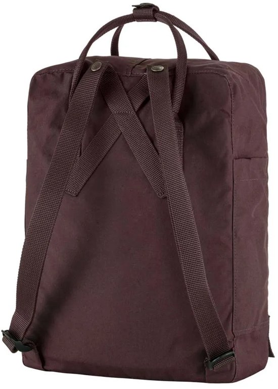 Achterkant van een paarse Fjällräven Kånken rugzak met kruisende banden.