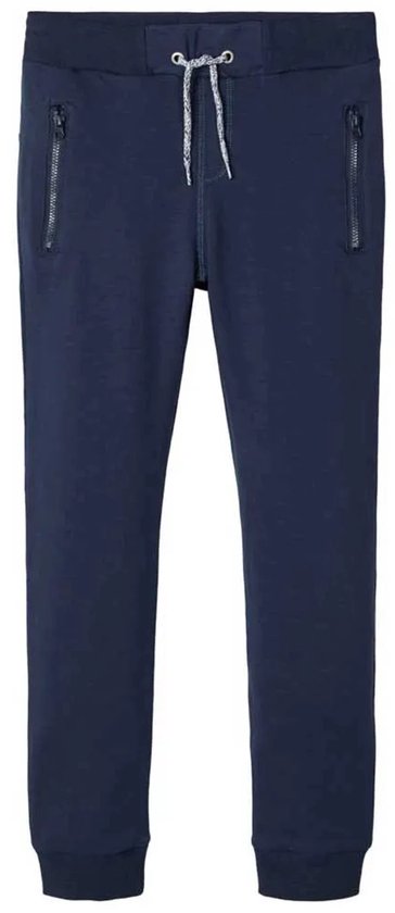 Donkerblauwe joggingbroek met trekkoord, ritssluitingen op de zakken en elastische boorden.