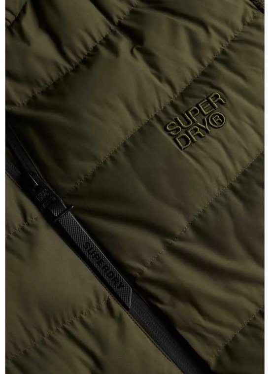 Olijfgroene, gewatteerde jas met rits en geborduurd Superdry logo.