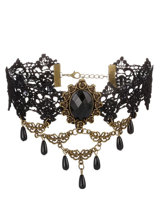 Zwarte kanten choker met antiek goudkleurig metaal, een zwarte edelsteen in een rozenpatroon en zwarte druppels.