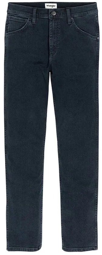 Rechte donkerblauwe Wrangler-spijkerbroek op een witte achtergrond.