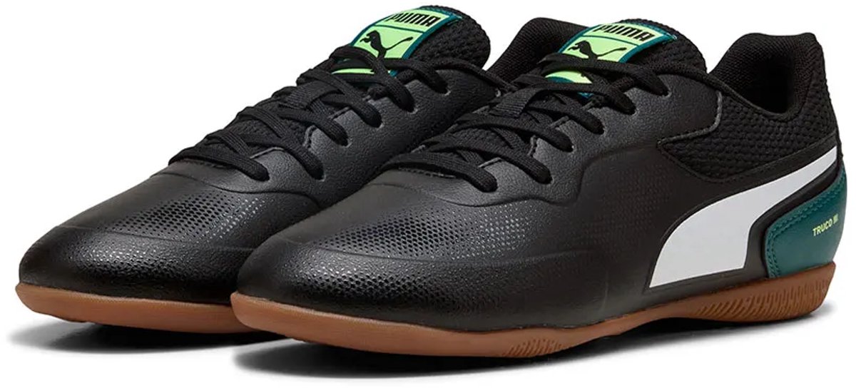 Puma Truco III zaalvoetbalschoenen in zwart met groene en witte accenten, maat EU 37 1/2 voor jongens en meisjes.