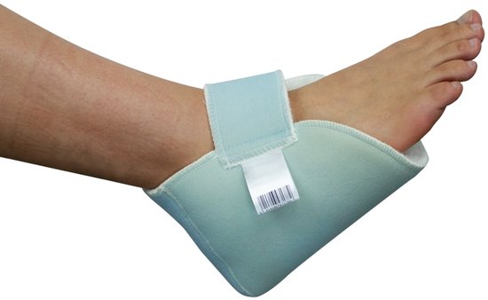 Hielbeschermer van lichtblauw materiaal met een witte band om de enkel.
