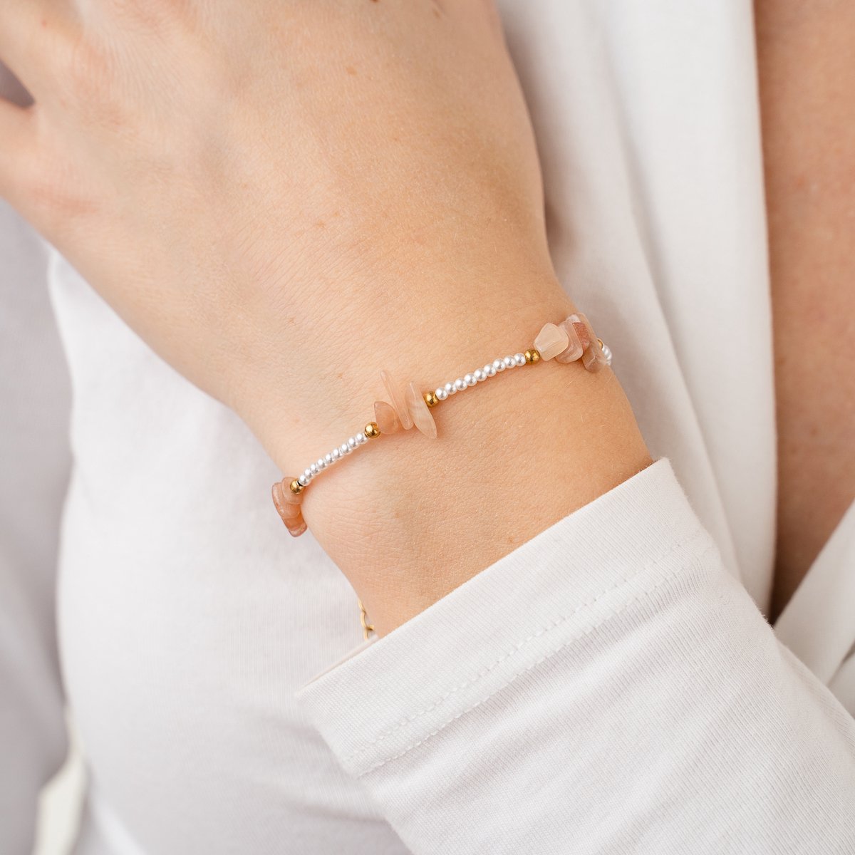 Kralenarmband - Minimalistisch - Trendy - Cremé kraaltjes - Grijs/Oudroze Steentjes - Creme kraaltjes - Stainless Steel - Goudkleurig - Verstelbaar - Nikkelvrij