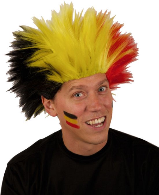Man met spijkerpruik in zwart, geel en rood, en Belgische vlag op de wangen.