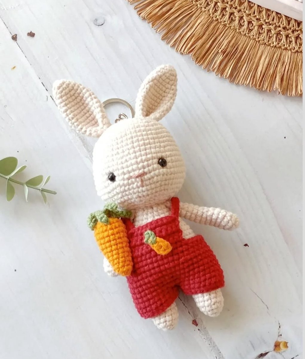 Grote Gehaakte Konijn Sleutelhanger ca. 18–19 cm – Tas Hanger en Rugzak Hanger – Konijn met Rode Broek en Wortel – Decoratieve Grote Sleutelhanger – Cadeau voor Verjaardag Kerst Valentijn en Babyshower