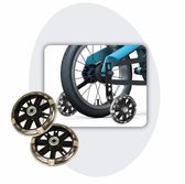 Drie zijwieltjes met zwart met transparante velgen en zwart spaken, naast een fietswiel.