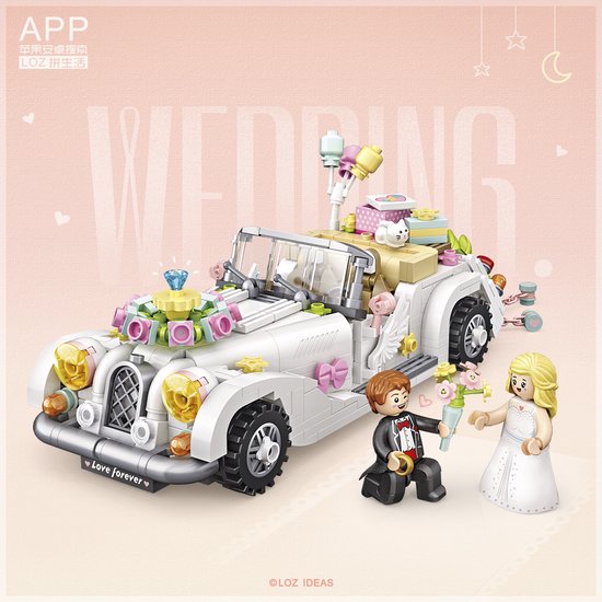 Witte trouwauto met bruid en bruidegom, bloemen, cadeaus en een katje, met de tekst 'Love forever'.