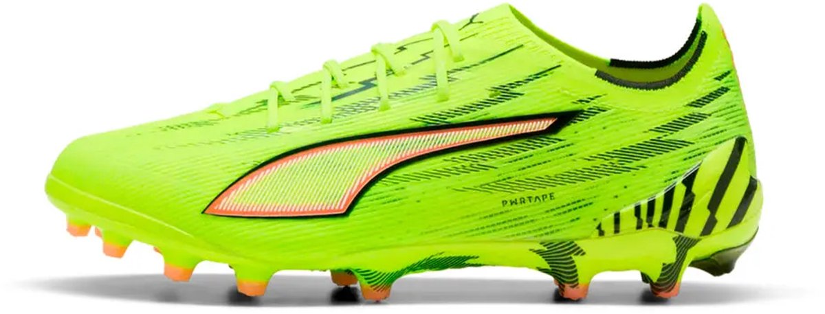 Puma Ultra 6 Ultima Ag voetbalschoenen in felgeel met zwart en oranje details, EU 45, met speciaal ontworpen mesh bovenwerk.
