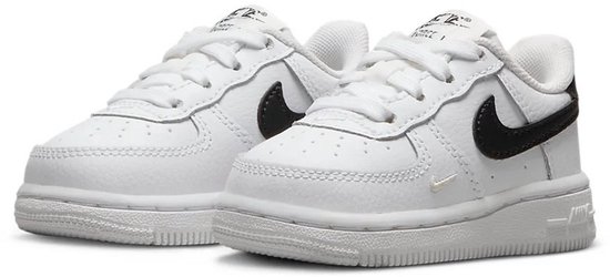 Witte Nike Air Force 1 sneakers voor peuters met zwarte Nike-logo's aan de zijkanten.