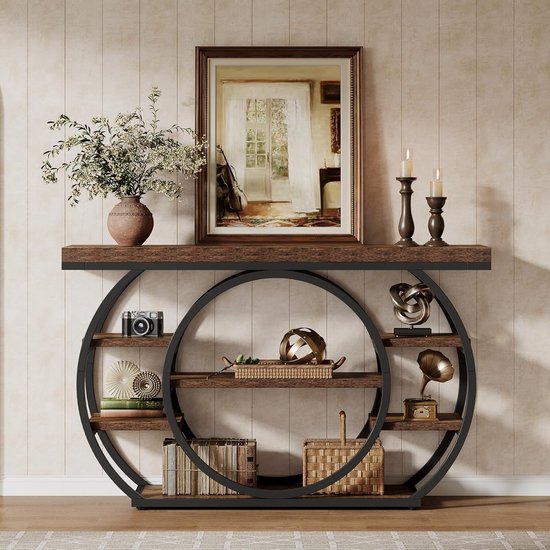 Bruine consoletafel met zwarte metalen cirkel-structuur, 5 open vakken, met decoraties zoals een camera, grammofoon en manden.