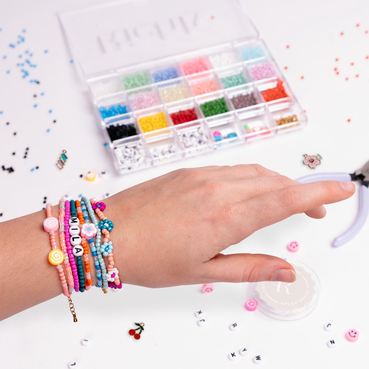Richly® Kralen set Creative - Armbandjes maken meisjes - gratis E-BOOK - 4500+ Kralen - Complete set & Premium verpakking - 6 unieke Bedels & Gouden RVS-accessoires - Sieraden Maken - Letterkralen - Kralenketting - Knutselen meisjes — afbeelding 2