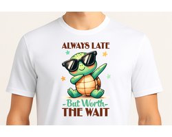 Always late but worth the wait - T Shirt - Cute - Sarcastic - GoodVibes - Sarcasm - Funny - Gift - Cadeau - Sarcastisch - SarcastischeVibes - schattig - lief - feelgood - Schildpadden