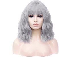 KIMU® Luxe Grijs Pruik Schouderlengte - Rechte Pony Krullen - Ouderdom Oudjes Bejaarden Halloween