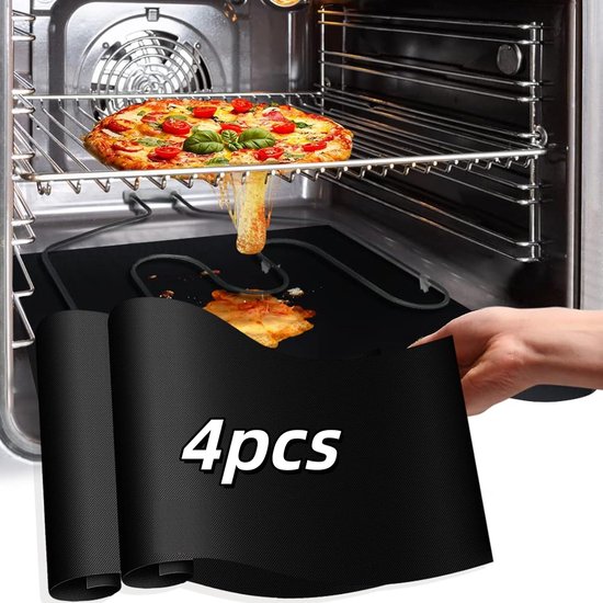 Een pizza met gesmolten kaas wordt uit een oven gehaald. Een hand houdt een opgerolde zwarte ovenmat met '4pcs' erop vast.
