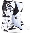 Paar witte Alpinestars motorlaarzen met zwarte details en gespen, van voren gezien.