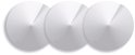 Drie witte, ronde TP-Link Deco M5 mesh wifi-apparaten naast elkaar op een witte achtergrond.