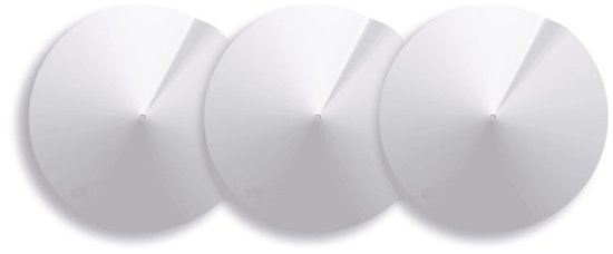 Drie witte, ronde TP-Link Deco M5 mesh wifi-apparaten naast elkaar op een witte achtergrond.