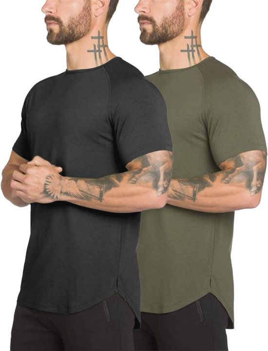Twee mannen, één in een zwart en één in een olijfgroen T-shirt met korte raglanmouwen en ronde hals.