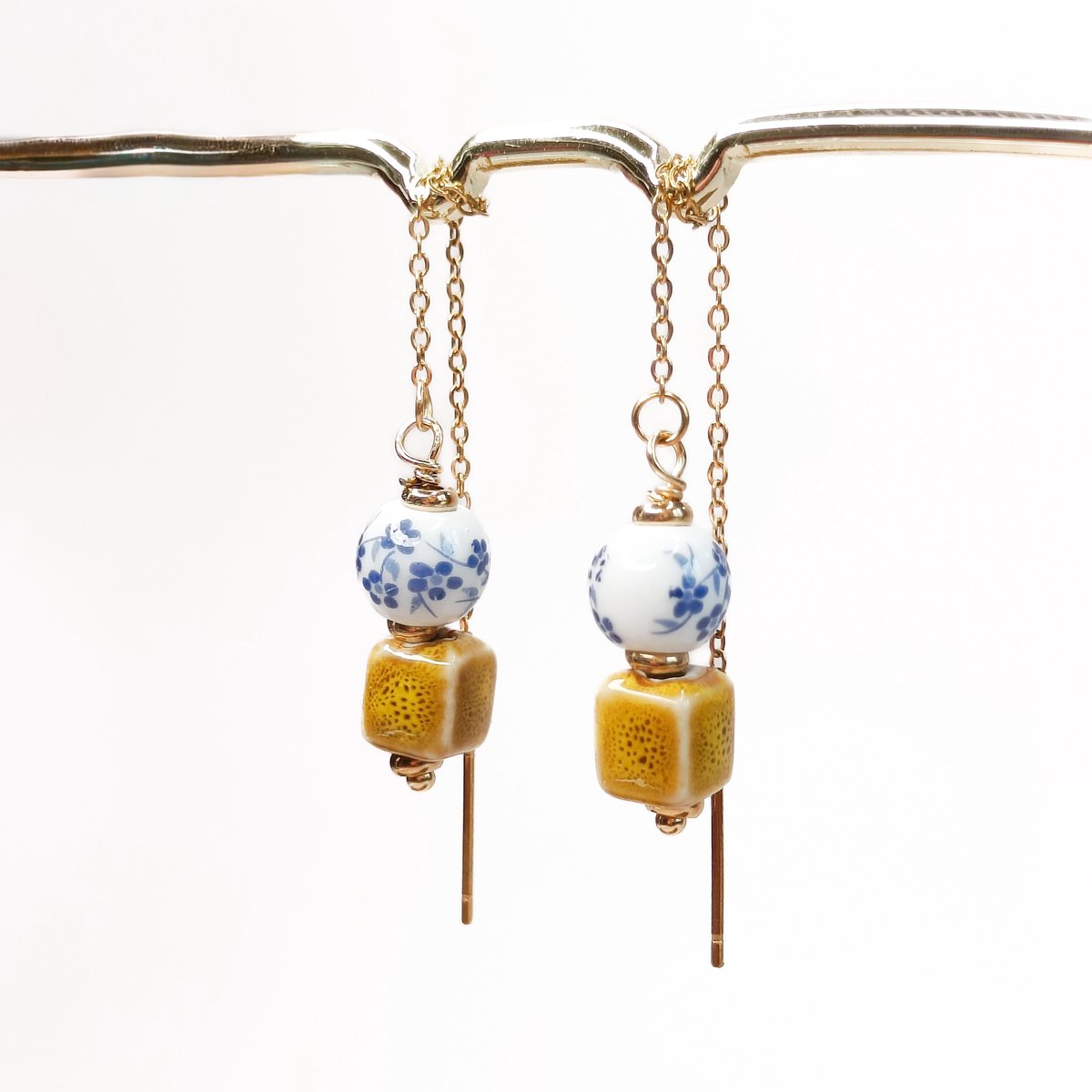 Ava & Imber | Keramiek Threader Delfts Blauw | Originele Keramieken Doortrekoorbellen | Geel Blauw Wit Delfts Patroon | Damesoorbellen in Cadeaudoosje
