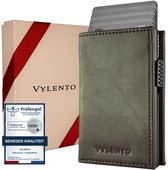 Olijfgroene Vylento pasjeshouder met cadeaubox en keurmerk.