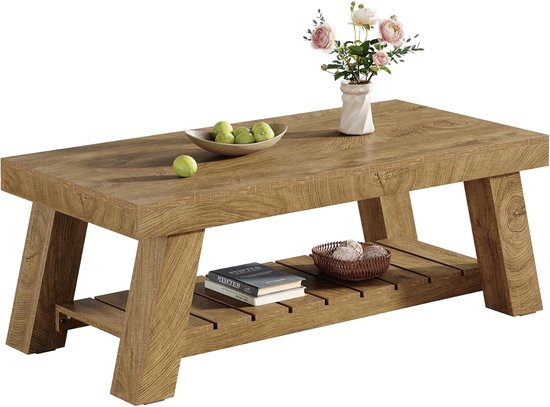 Houten salontafel met een 2-laags open opbergruimte, met boeken en mandje onderop.