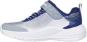 Blauwe en grijze sneaker met witte zool, klittenbandsluiting en zilveren lijnen op de zijkant.