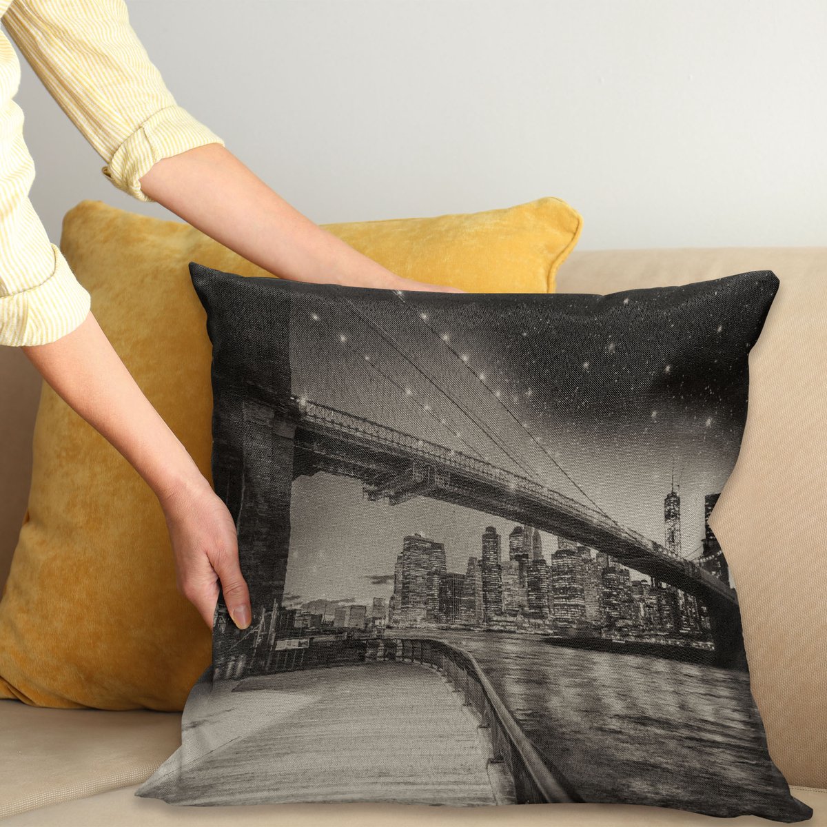 ABAKUHAUS New York kussenhoes – Brooklynbrug nacht – digitaaldruk, 40×40 cm, donker sepia