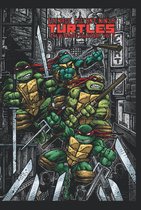 De Teenage Mutant Ninja Turtles staan paraat met hun wapens, met een donkere, stedelijke achtergrond.