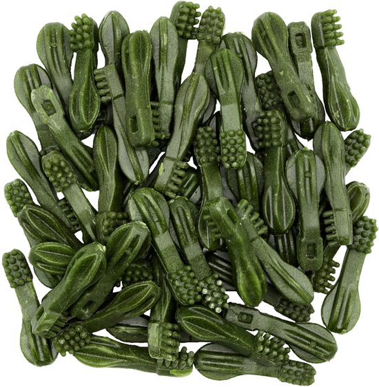 Grote stapel groene honden snacks in de vorm van tandenborstels met mintsmaak.