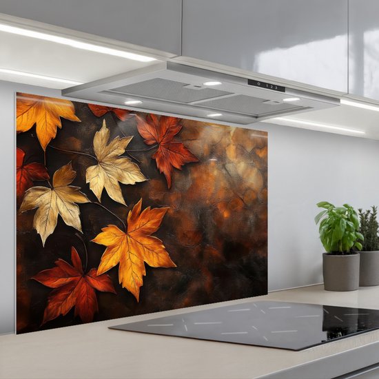 Een spatscherm met een close-up van rode, oranje en gele herfstbladeren tegen een donkere, roestbruine ondergrond.