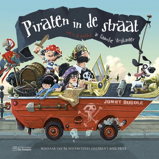De cover van "Piraten in de straat", met de familie Vrijbuiter in een oranje amfibievoertuig, piratenschatkist, papegaai en hond.