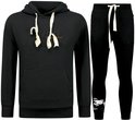 Zwart trainingspak met op de voorkant van de hoodie reliëftekst en op de broek een print van Tupac.