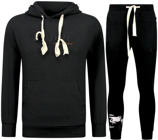 Zwart trainingspak met op de voorkant van de hoodie reliëftekst en op de broek een print van Tupac.