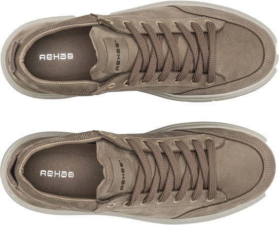 Bovenkantaanzicht van twee beige suède sneakers met vetersluiting en RHEB-logo.