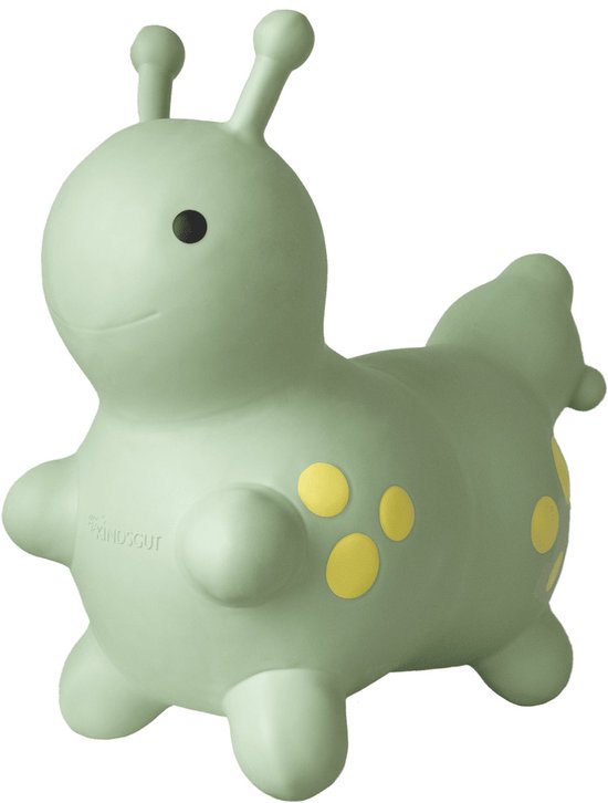 Lichtgroen skippyrupsje met gele stippen, op een witte achtergrond.