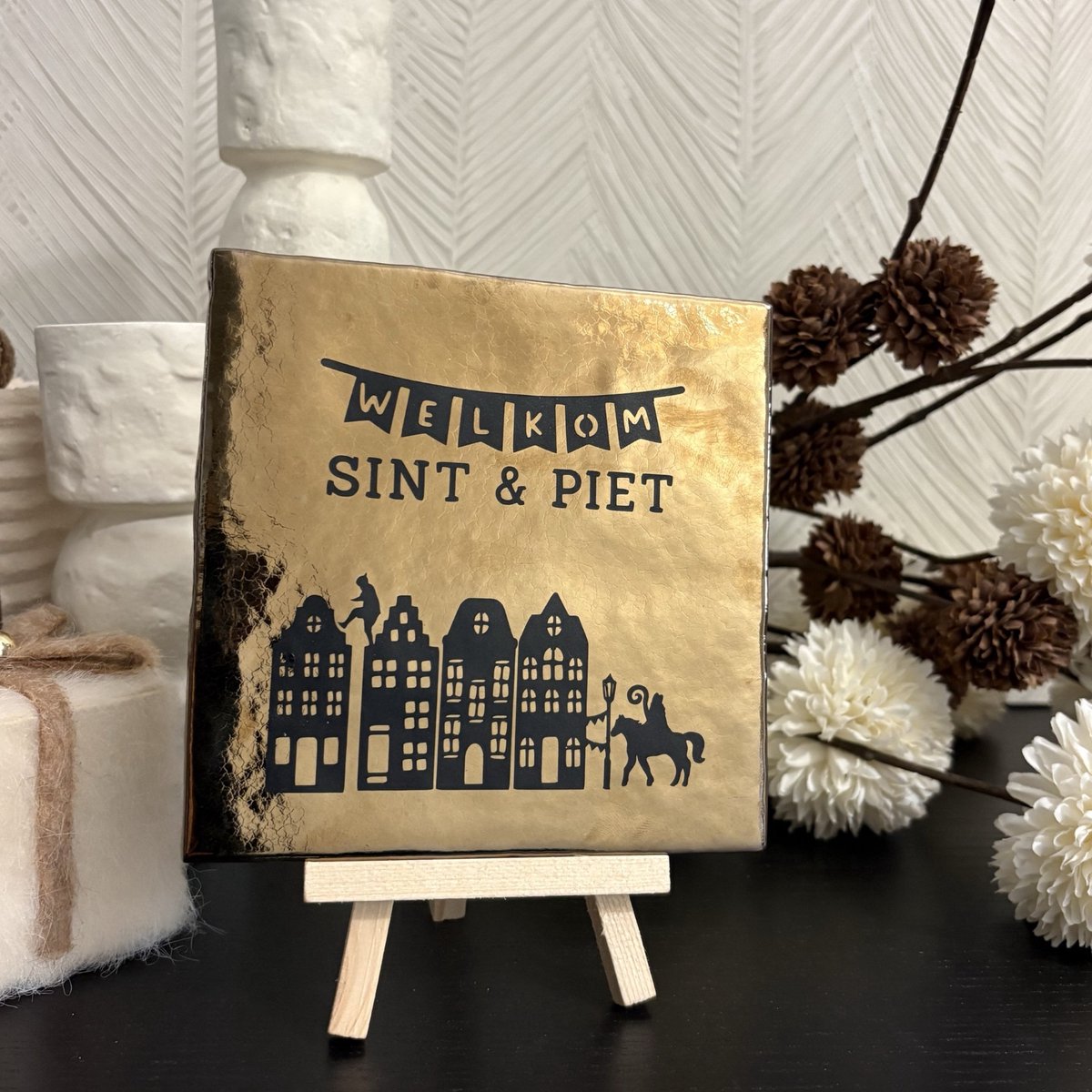 Hartjespost | Tegeltje Welkom sint & piet | goud, zwart | schoencadeautjes sinterklaas | tegeltjes met tekst | spreuktegel | tegeltjeswijsheden | Sinterklaas | 5december | cadeau | decoratie sinterklaas | 13x13