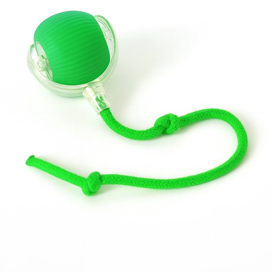 Groene interactieve bal voor huisdieren met touwtje, op witte achtergrond.