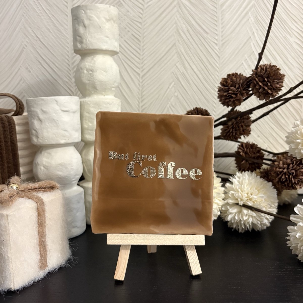 Hartjespost | Tegeltje But first Coffee, bruin, goud | schoencadeautjes sinterklaas | tegeltjes met tekst | spreuktegel | tegeltjeswijsheden | cadeau | Christmas | Xmas | kerstmis | decoratie kerst | koffie | but first | 10x10
