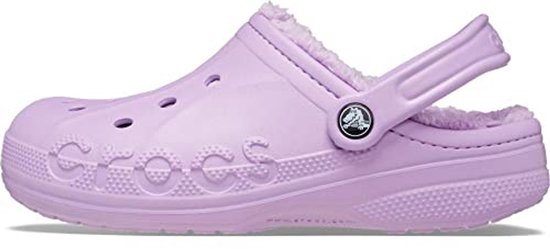 Paarse Crocs met fleece voering, de zijkant heeft 'Crocs' in reliëf.