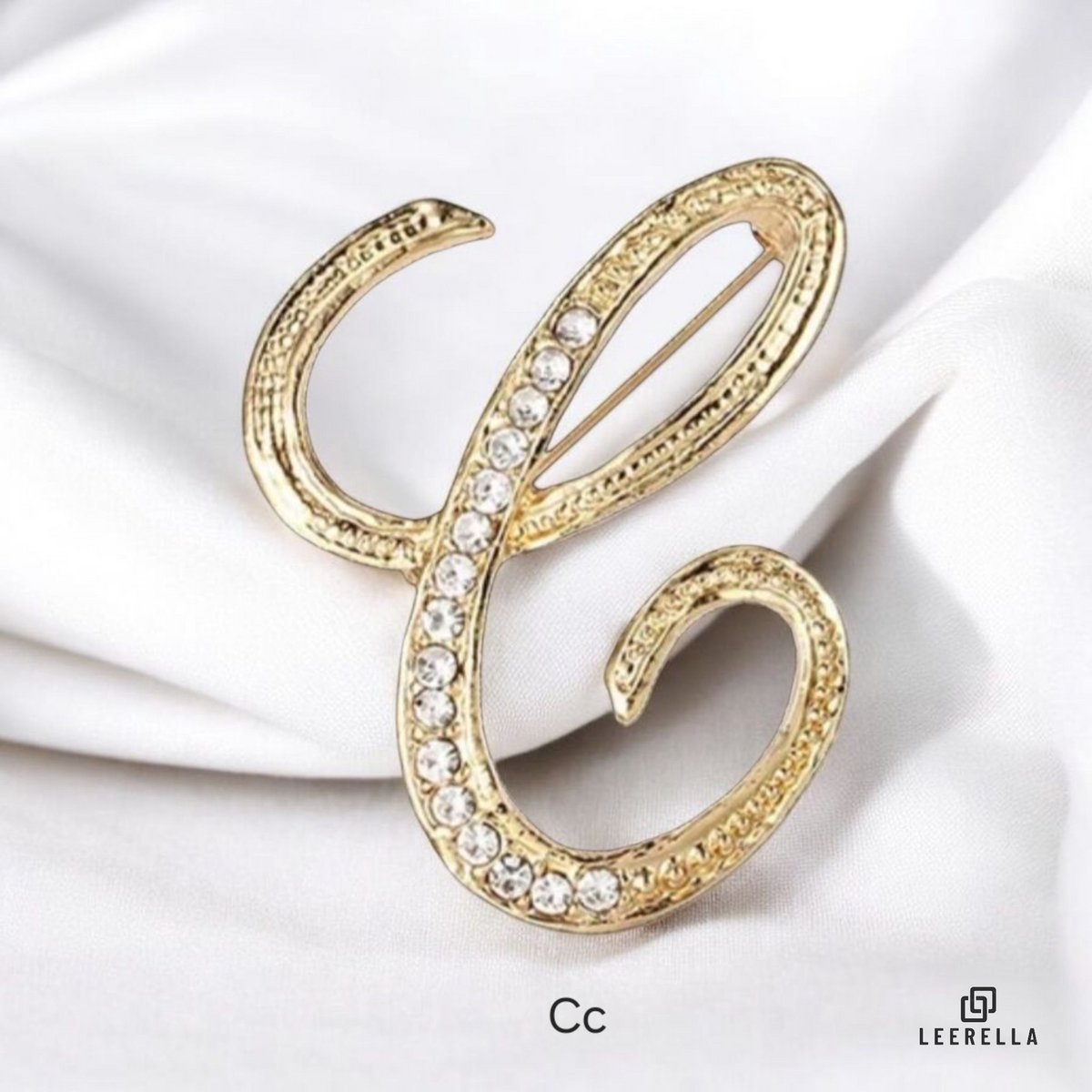 Luxe Strass | C | Letter Broche Goudkleurig met Zirconia Steentjes – Unisex Cursieve Initialen Pin Diverse Maten Voor Heren & Dames