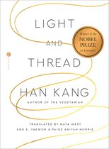 Boek "Light and Thread" van Han Kang, met een gouden draadmotief en het logo van de Nobelprijs.