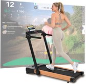 Vrouw op loopband, kijkend naar virtueel parcours op tablet. Bovenin diverse trainingsstatistieken.