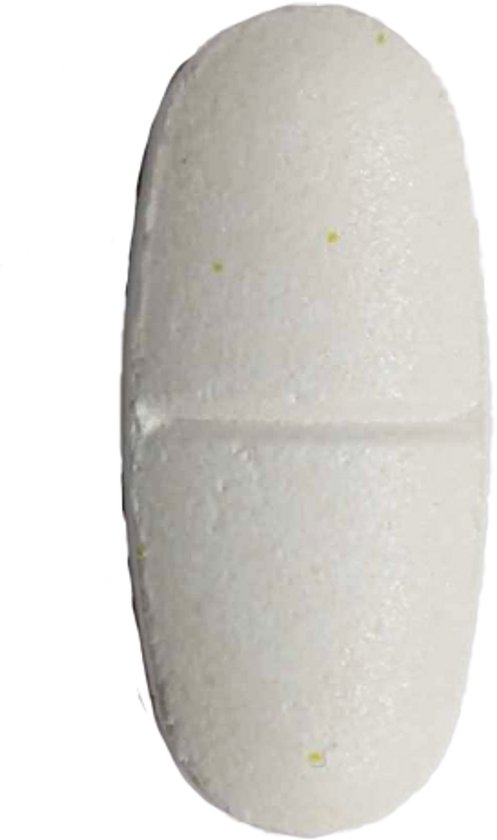 Witte, langwerpige tablet met een deelstreep, op een witte achtergrond.